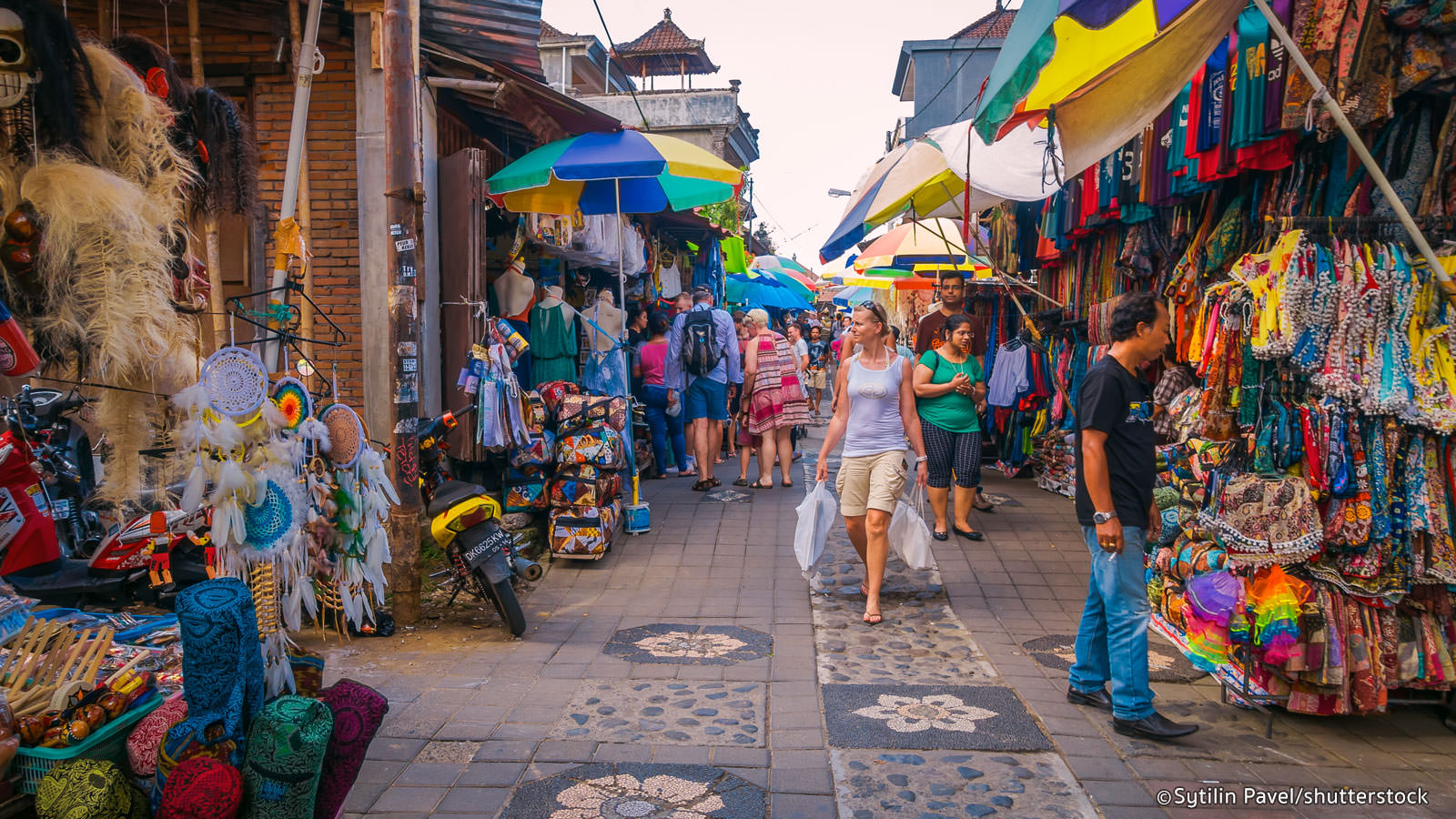 people showing with bags in Bali best organic markets